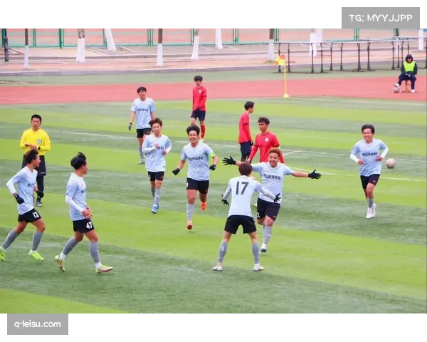 专业赛事团队入校指导获赞 助力班级足球联赛组织成功